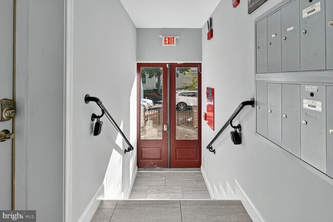 Building Photo - 133 7th St SE Unit 3