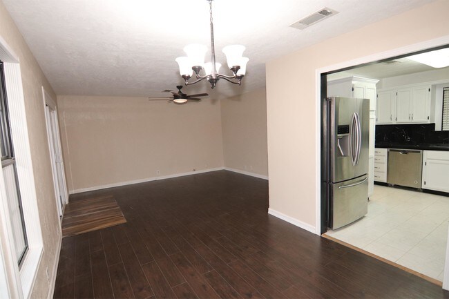 Photo - 890 Parsons Dr