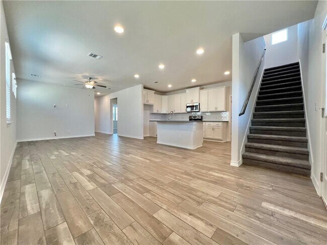 Photo - 704 Long Run