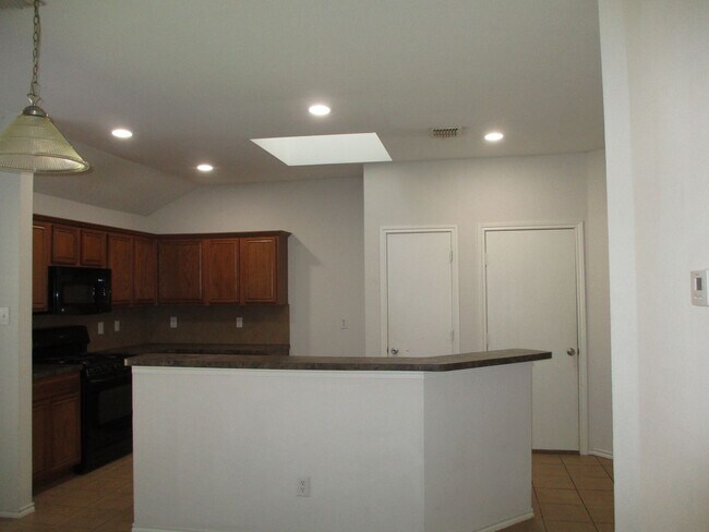 Photo - $1895  3 Bed/2 Bath/2 Garage  Ready for Mo...