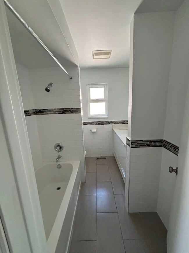 612 Godwin Crt Unit Renovated 3 Bedroom Duplex Suite