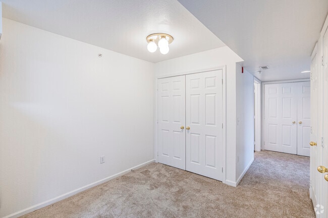 2BR, 2BA - 959SF - Dining Room