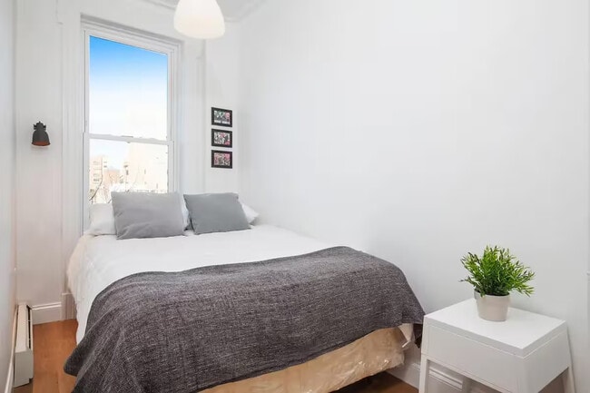 Building Photo - Furnished room/NOT APARTMENT