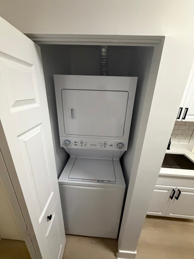 Photo - 3049 W Berteau Ave Unidad 3