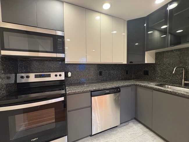 Building Photo - 1801 Beacon St Unit 1