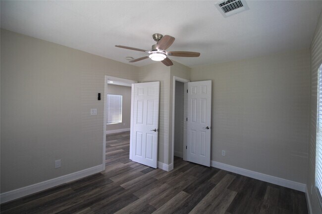 Photo - 6925 Avenue N