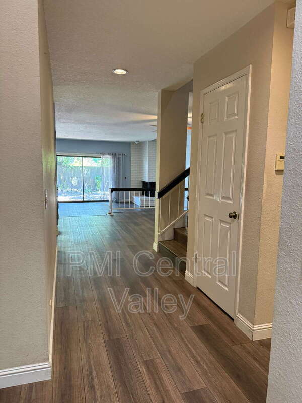 Photo - 1725 Edgebrook Dr