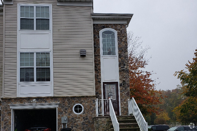 Front/End Unit - 39 Russell Ct Rental