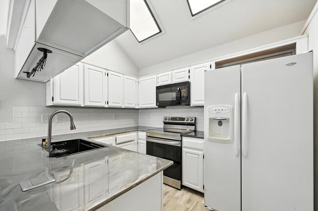 Building Photo - 4901 Tree Top Ln