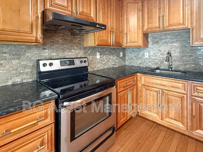 Building Photo - 1459 MacArthur Blvd Unit 12