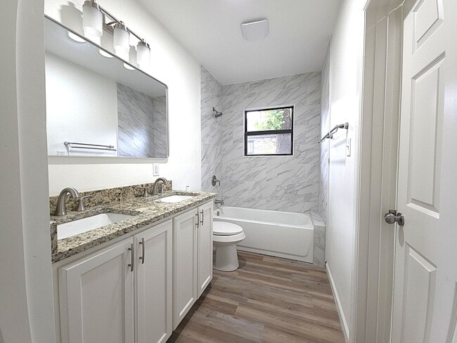 Photo - 1010 W Rusk St