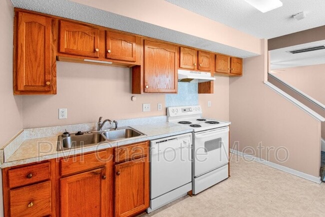 Photo - 6550 Lynmont Dr