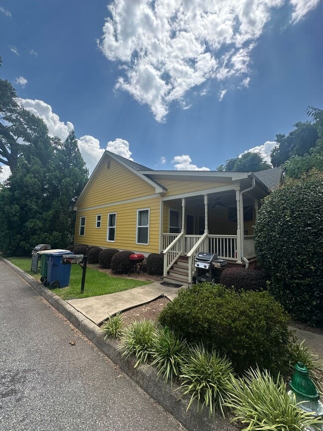 Building Photo - Large 4 Bedroom, 3 bathroom house near Downtown