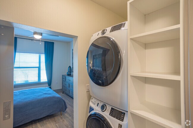 1BR, 1BA - 780SF