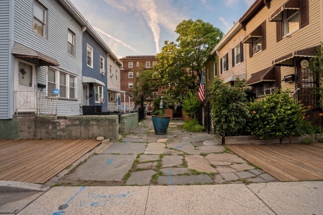 Building Photo - 6 Rademan Pl