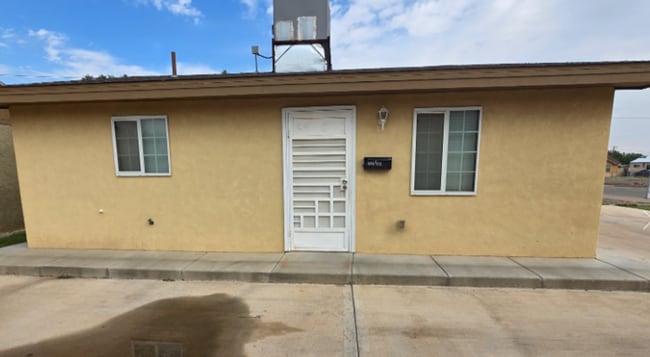 Building Photo - Centrally located!