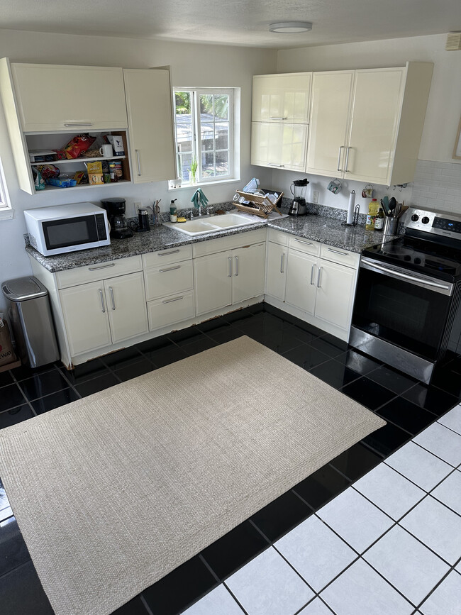 1574 Wailele St Unit Middle