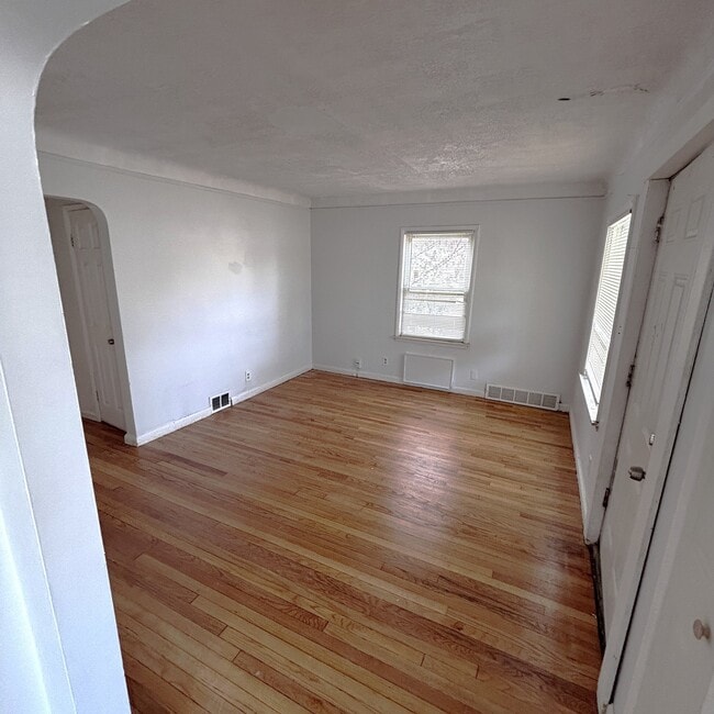Photo - 10794 Marne St