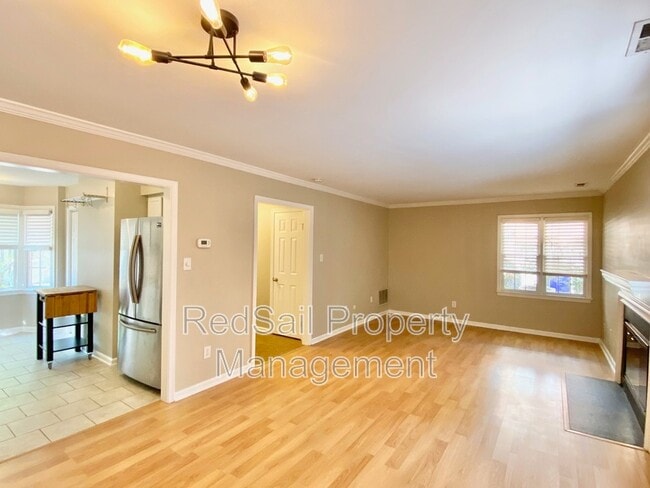 Building Photo - 348 Llewellyn Mews