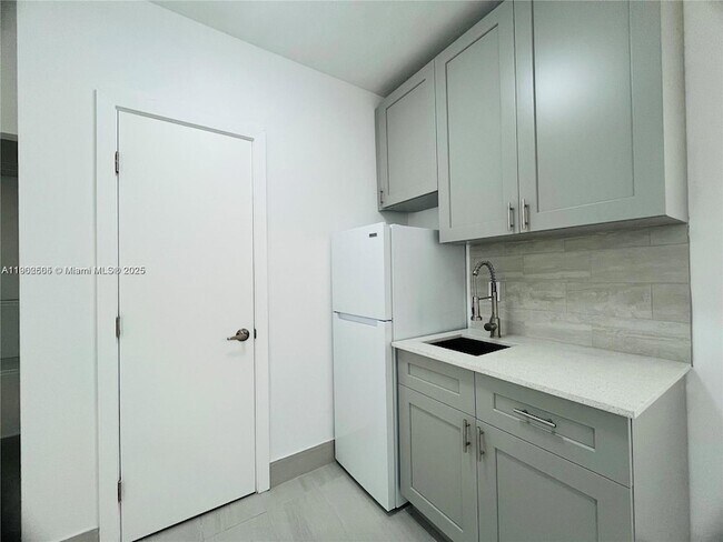 Building Photo - 13390 NE 6th Ave Unit 7