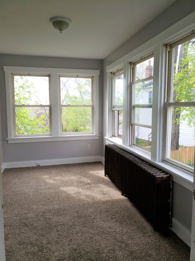 Ingrese al dúplex del primer piso a esta fabulosa sala soleada que ofrece toneladas de sol. - 201 Richbarn Rd