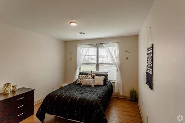 4BR, 4BA - 1100 SF - College Center