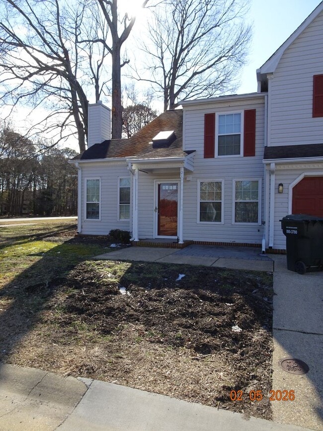 Building Photo - 3 Bedrooms, 2 Full Bathrooms Duplex