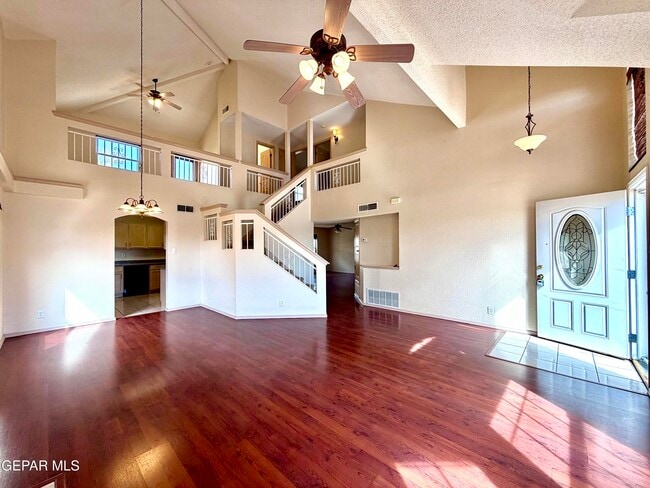 Photo - 1013 Via De La Paz Dr