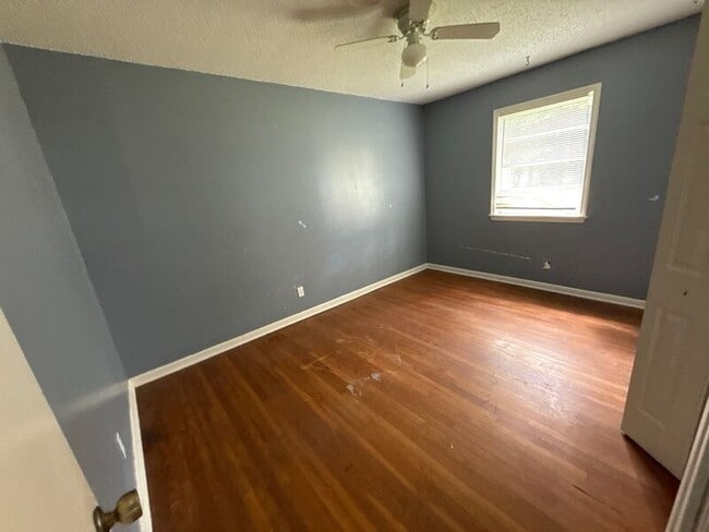Photo - 1054 Deryll St