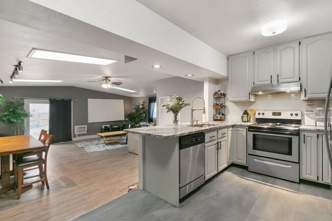 Photo - Charming 3 Bedroom, 2 Bathroom Home in Windsor!