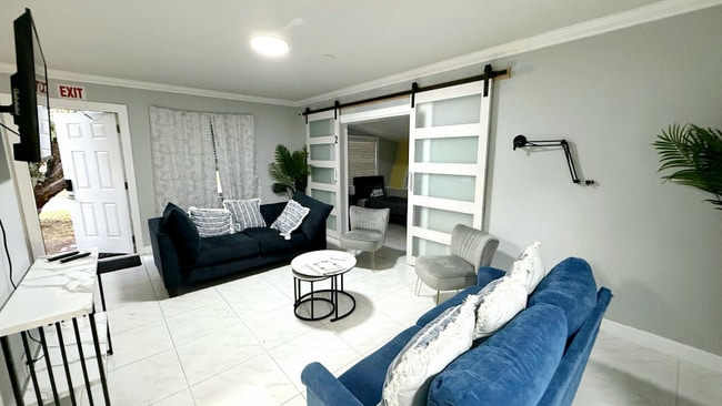 Building Photo - 708 SW 12th Ave Rental