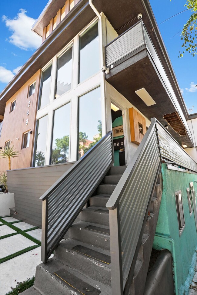 Photo - New Two Bedroom with Washer & Dryer | Down... Unidad 02