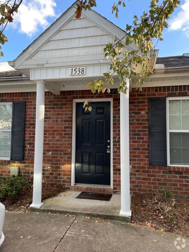 Building Photo - SPACIOUS TOWNHOME