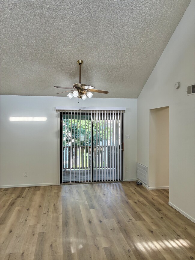 Building Photo - 3414 SW Burnett Rd Unit B