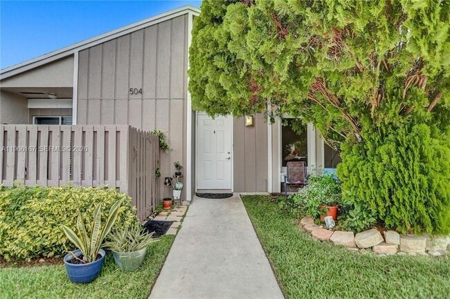 Building Photo - 504 Woodgate Cir Unit C