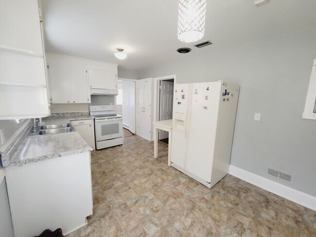 Photo - Spacious 3-Bed, 2-Bath Brick Ranch Home for Rent – Woodlawn Rd, Near Park Rd