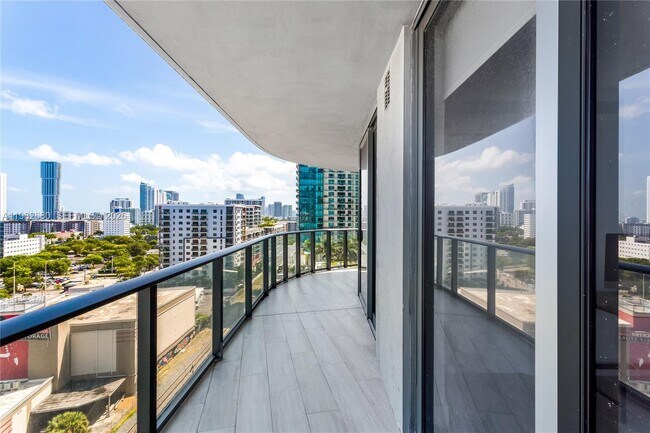 Photo - 121 NE 34th St Unidad 1204