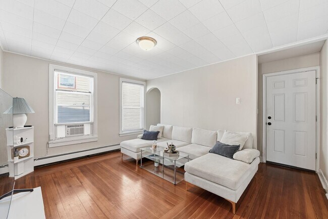 Photo - 289 Whiton St Unit 2