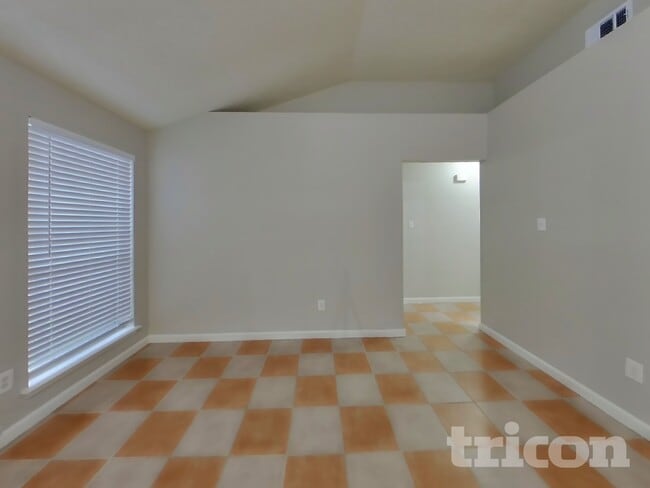 Photo - 916 Ashmount Ln