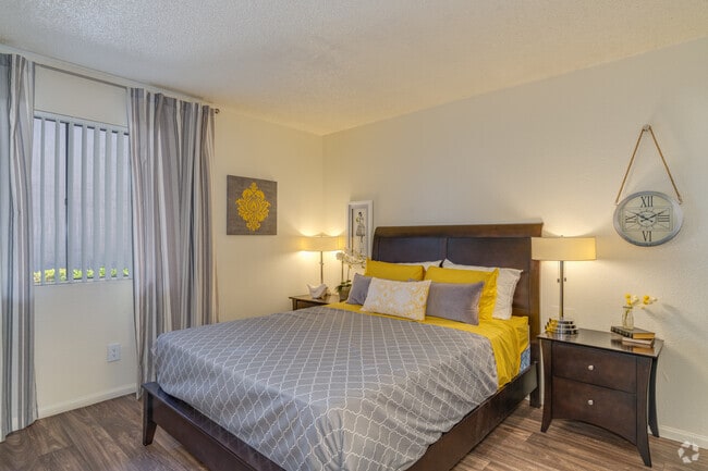 2BR, 2BA - 900SF - Primary Bedroom