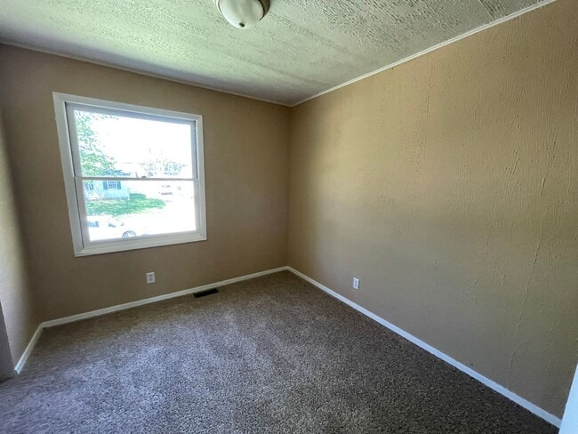 Photo - Great Location in West Rock Island!