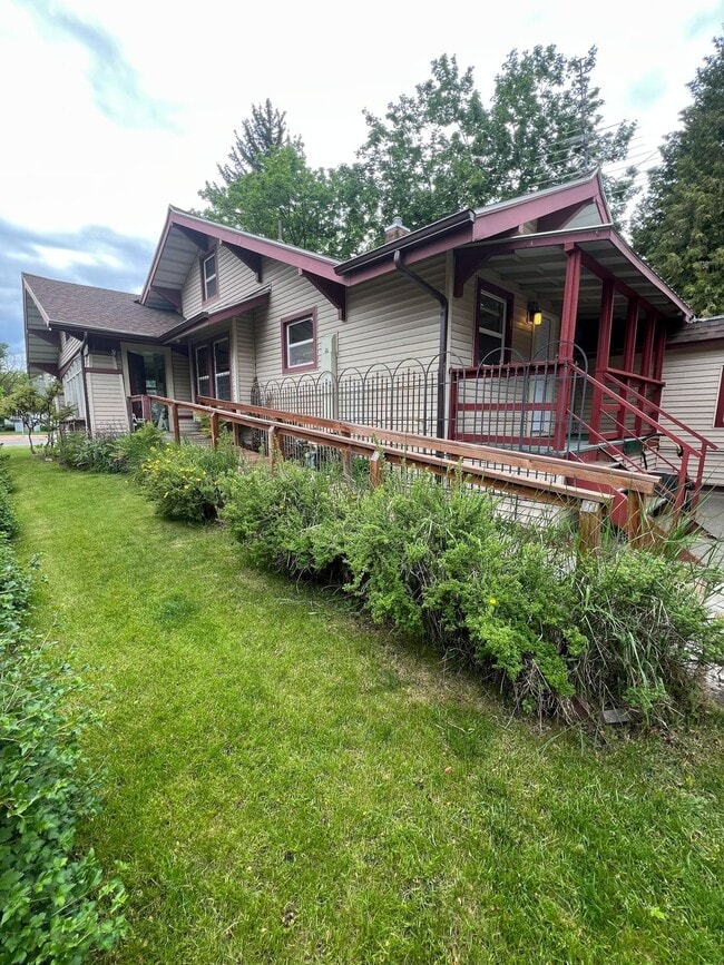 Photo - 735 S Main St