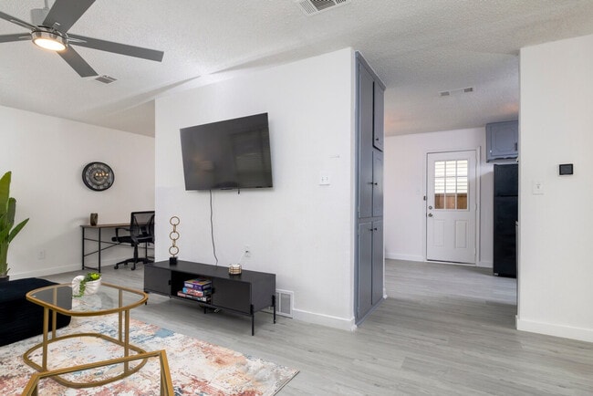 Building Photo - 420 Wilshire Dr