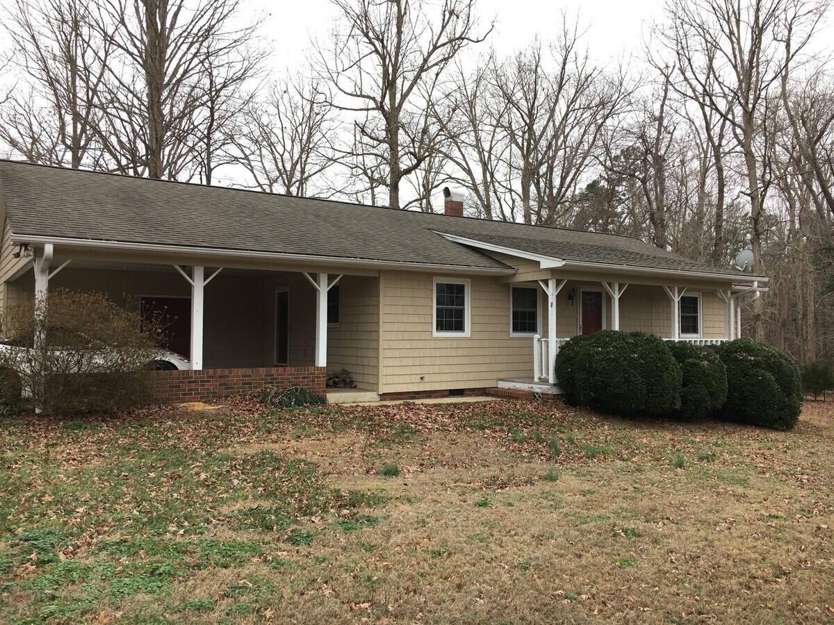 2 BED 2 BATH HOME. $1,300 RENT $1,300 DEPOSIT - 2 BED 2 BATH HOME. $1,300 RENT $1,300 DEPOSIT