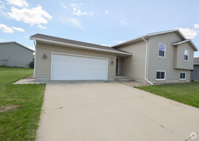 Building Photo - Gorgeous 5BR 2BATH Home Available For Rent!