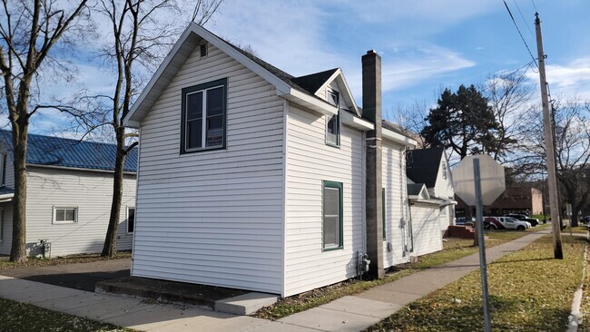 Building Photo - 247 Chippewa St Rental