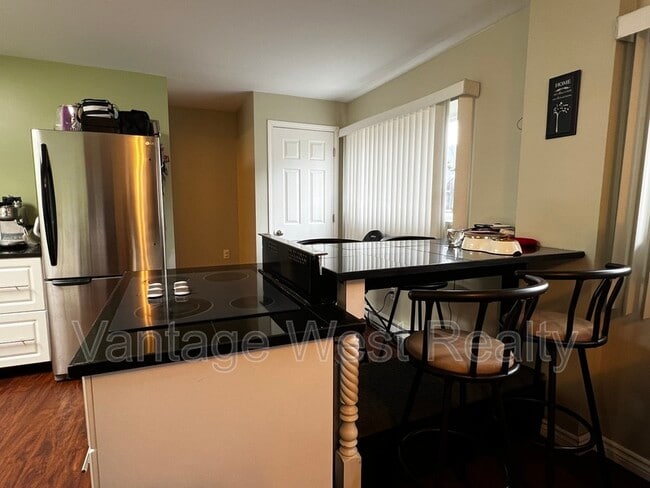 Photo - 1560 Glenmore Rd N