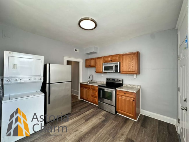 Building Photo - 4 Bedroom or 3 Bedroom with Den Home with First Floor Bedroom on Homestead Street