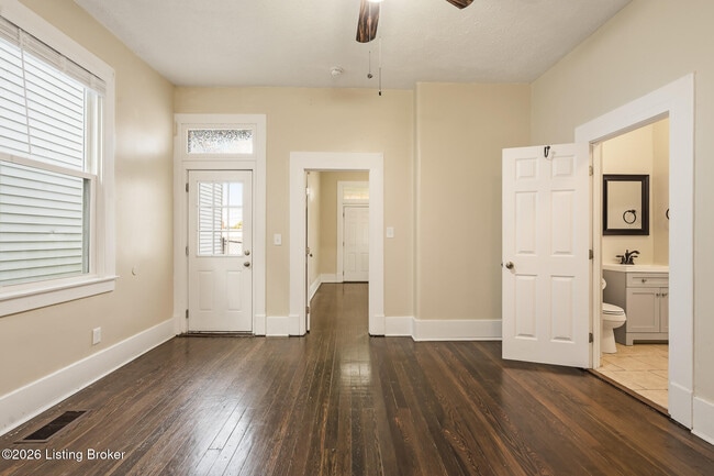 Photo - 813 Swan St