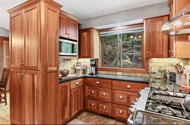 Building Photo - 6471 Bay Dr